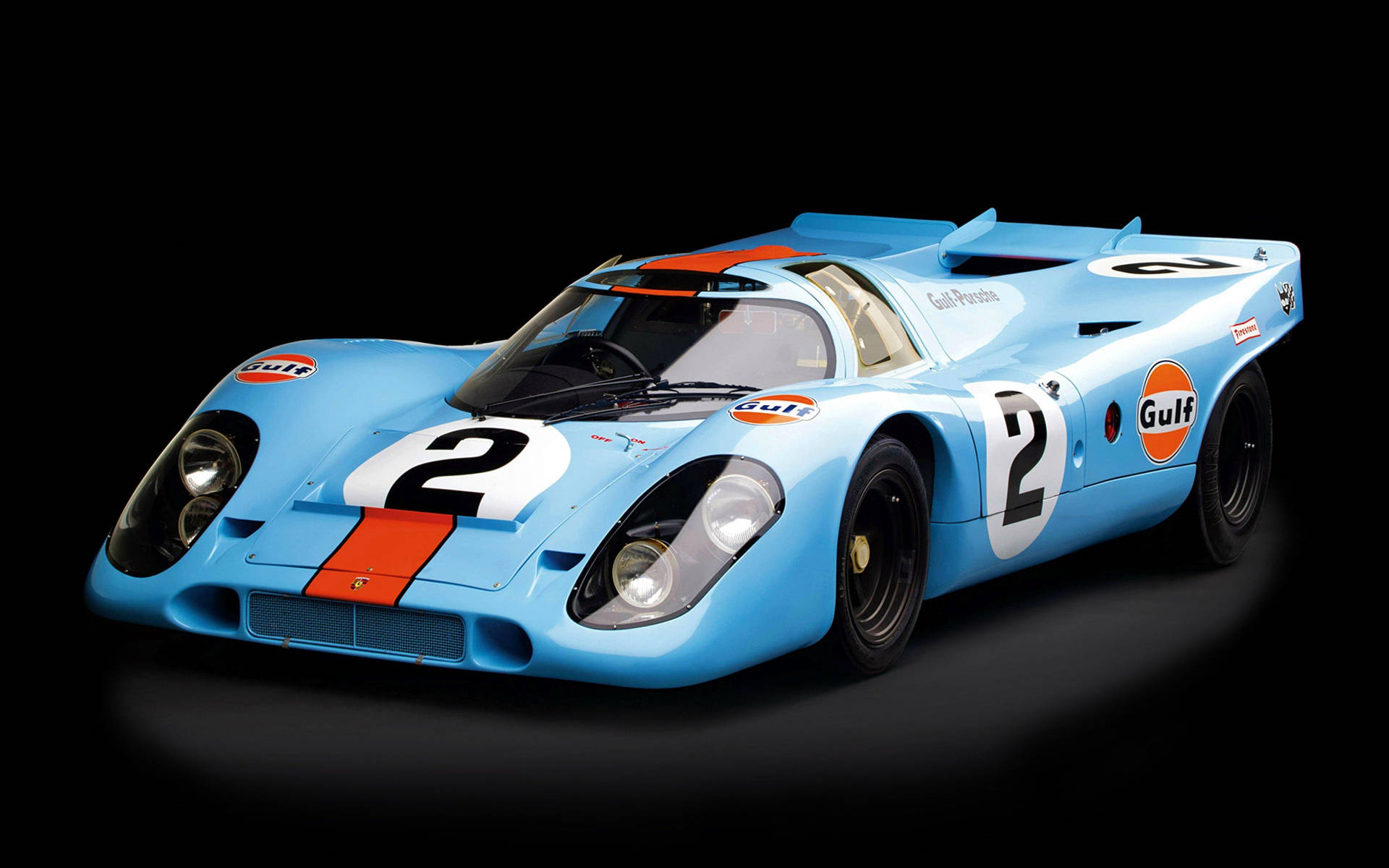 淺藍色海灣保時捷917賽車，帶有數字2，黑色背景。
