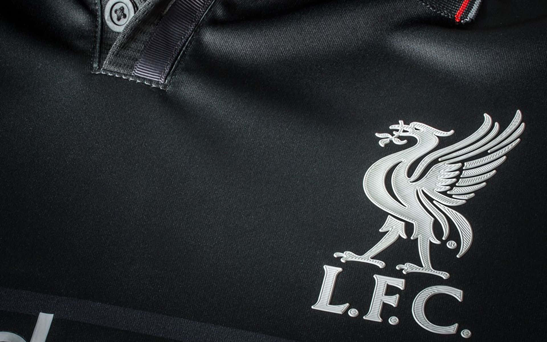 Liverpool Logo 桌布 壁紙 — 黑色利物浦足球會Polo衫特寫，帶有精緻的銀色刺繡Liver Bird標誌及LFC文字。
