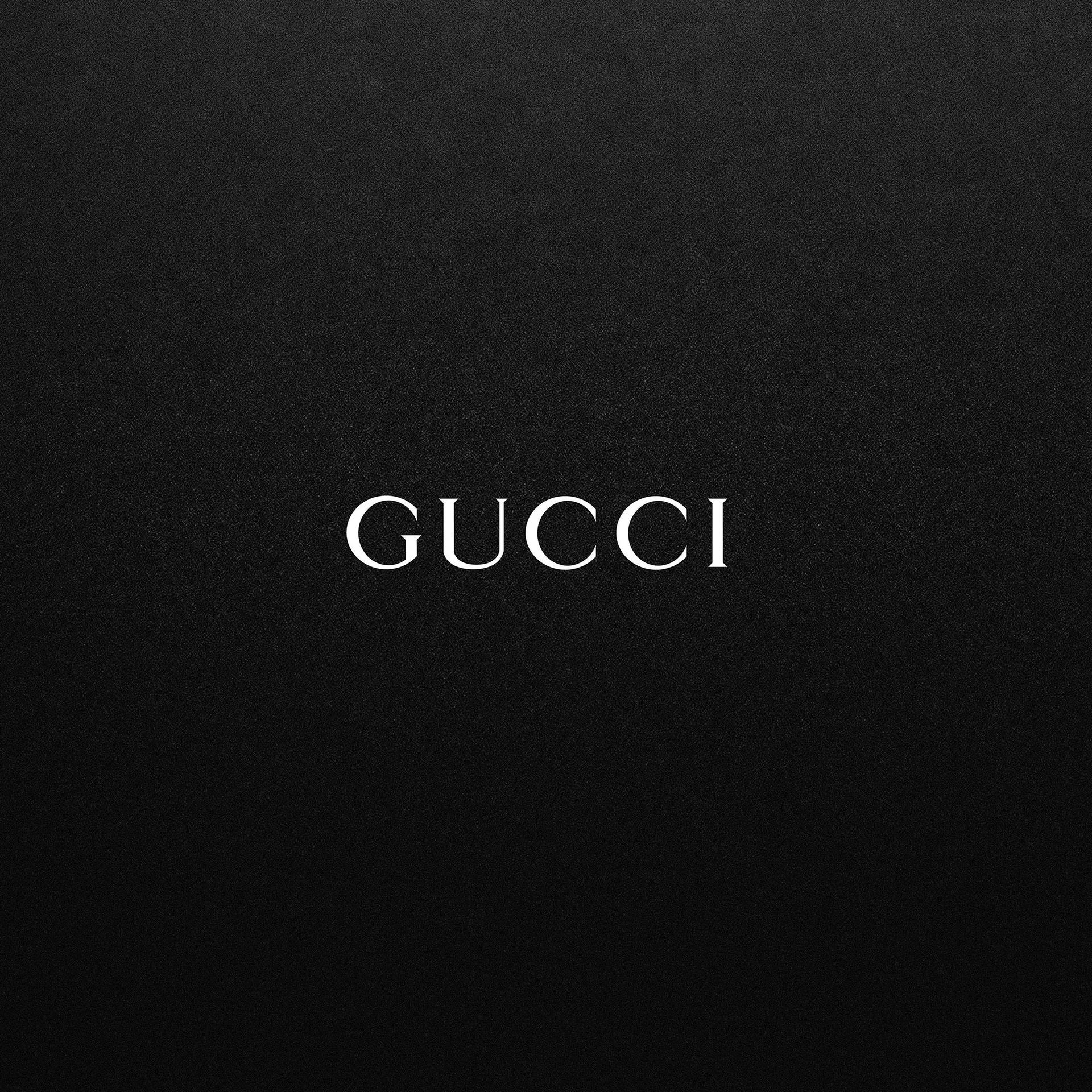 Gucci 標誌以白色文字顯示於黑色紋理布料上。