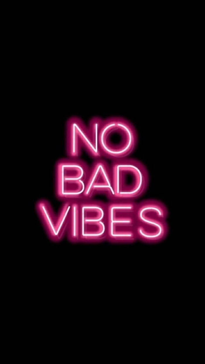 黑色背景上顯示「no bad vibes」的粉紅色霓虹燈牌