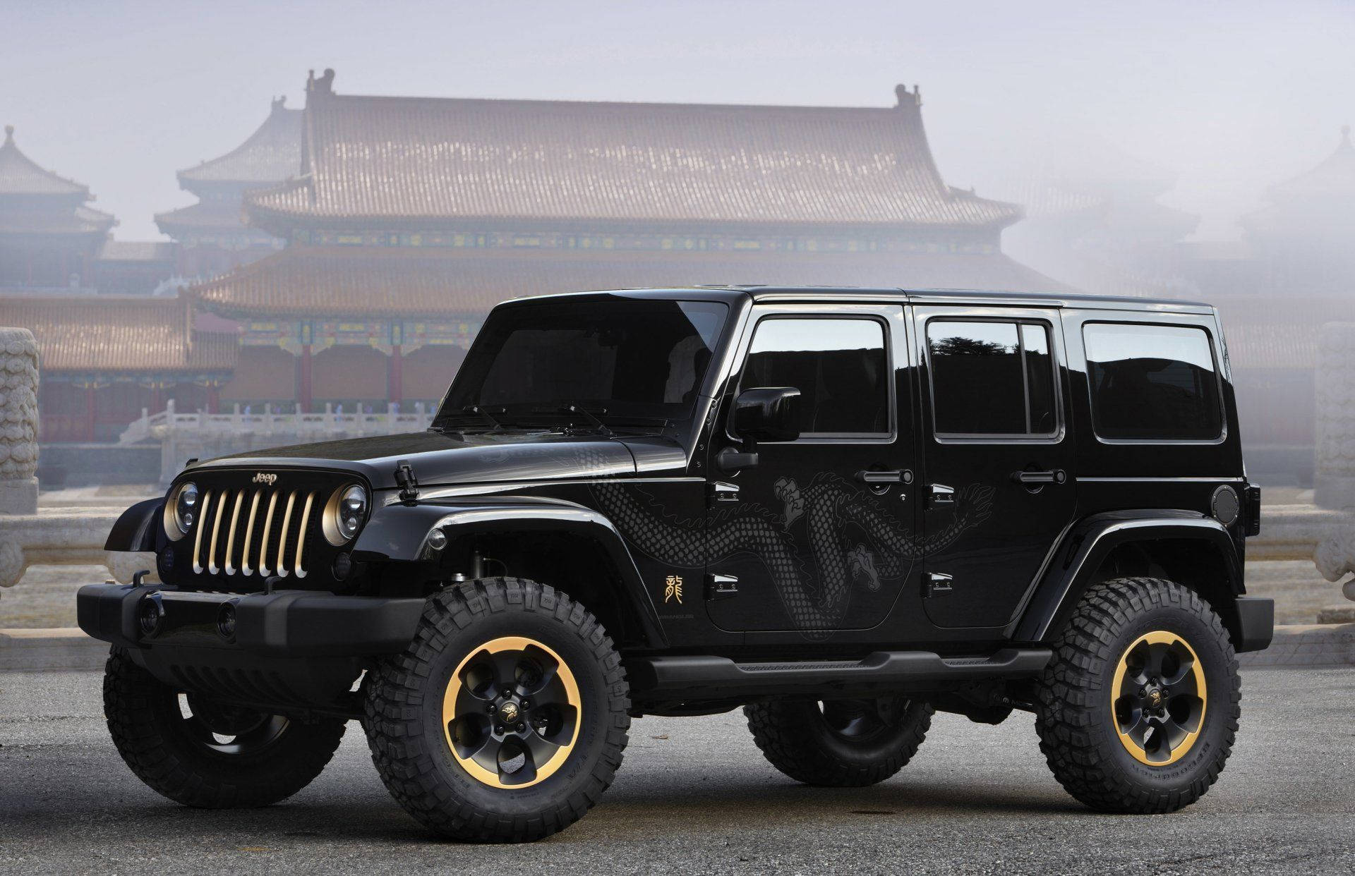 黑色Jeep Wrangler配金色輪圈和龍形圖案，停泊在霧中的中式宮殿前。
