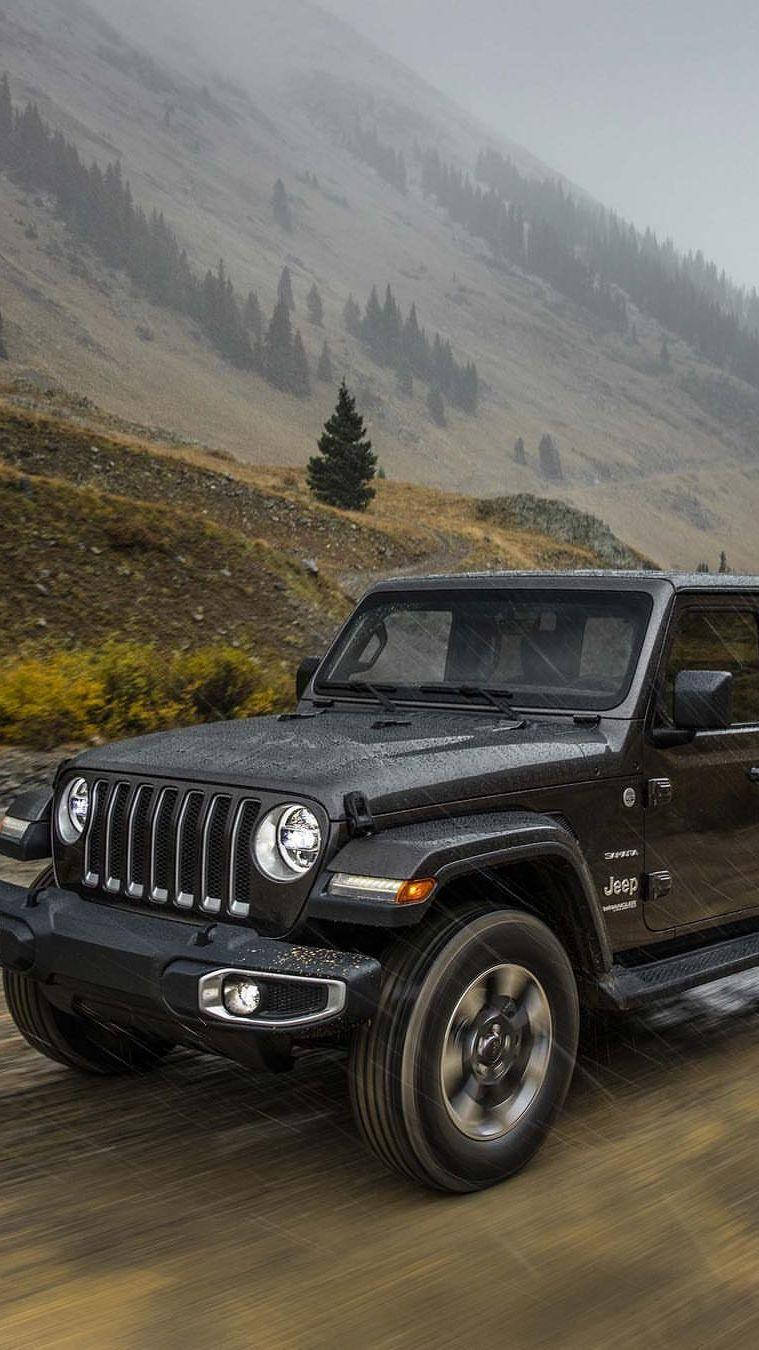 黑色Jeep Wrangler在霧中行駛於山路
