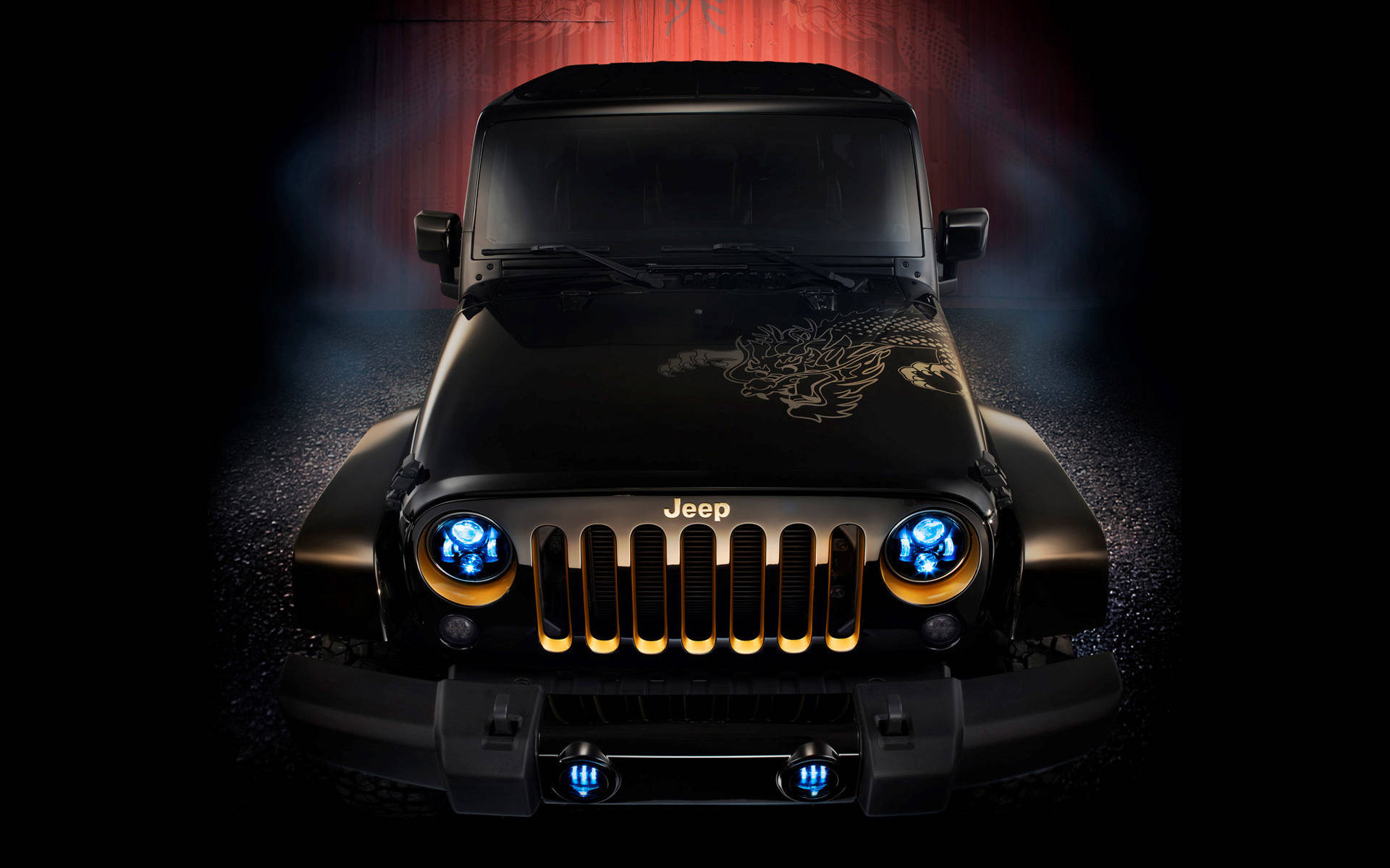 黑色Jeep Wrangler，帶有發光的藍色頭燈和金色飾件，處於黑暗環境中。