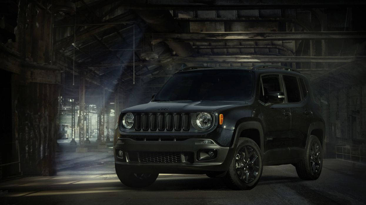 昏暗廢棄倉庫中的黑色Jeep Renegade，帶有戲劇性燈光。