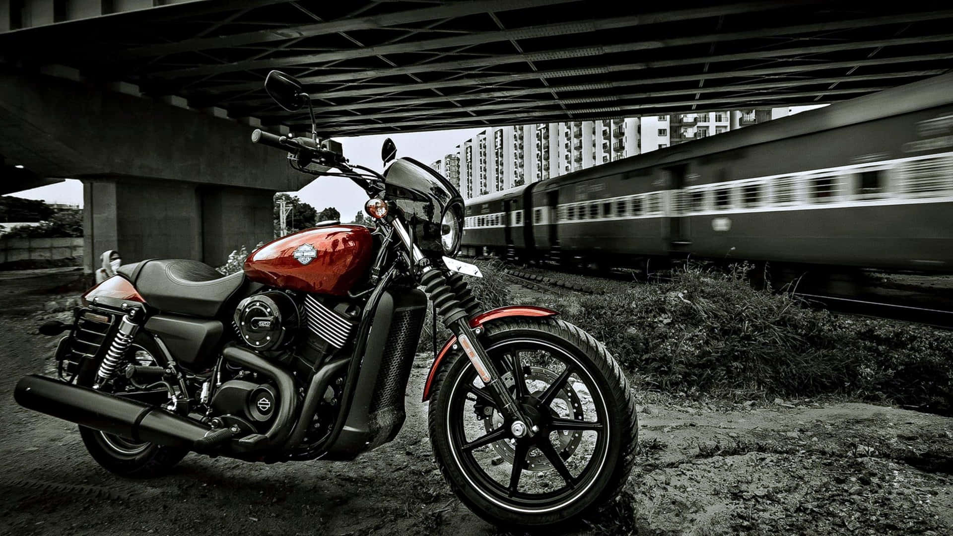 紅色電單車停在橋下，背景有高速火車。