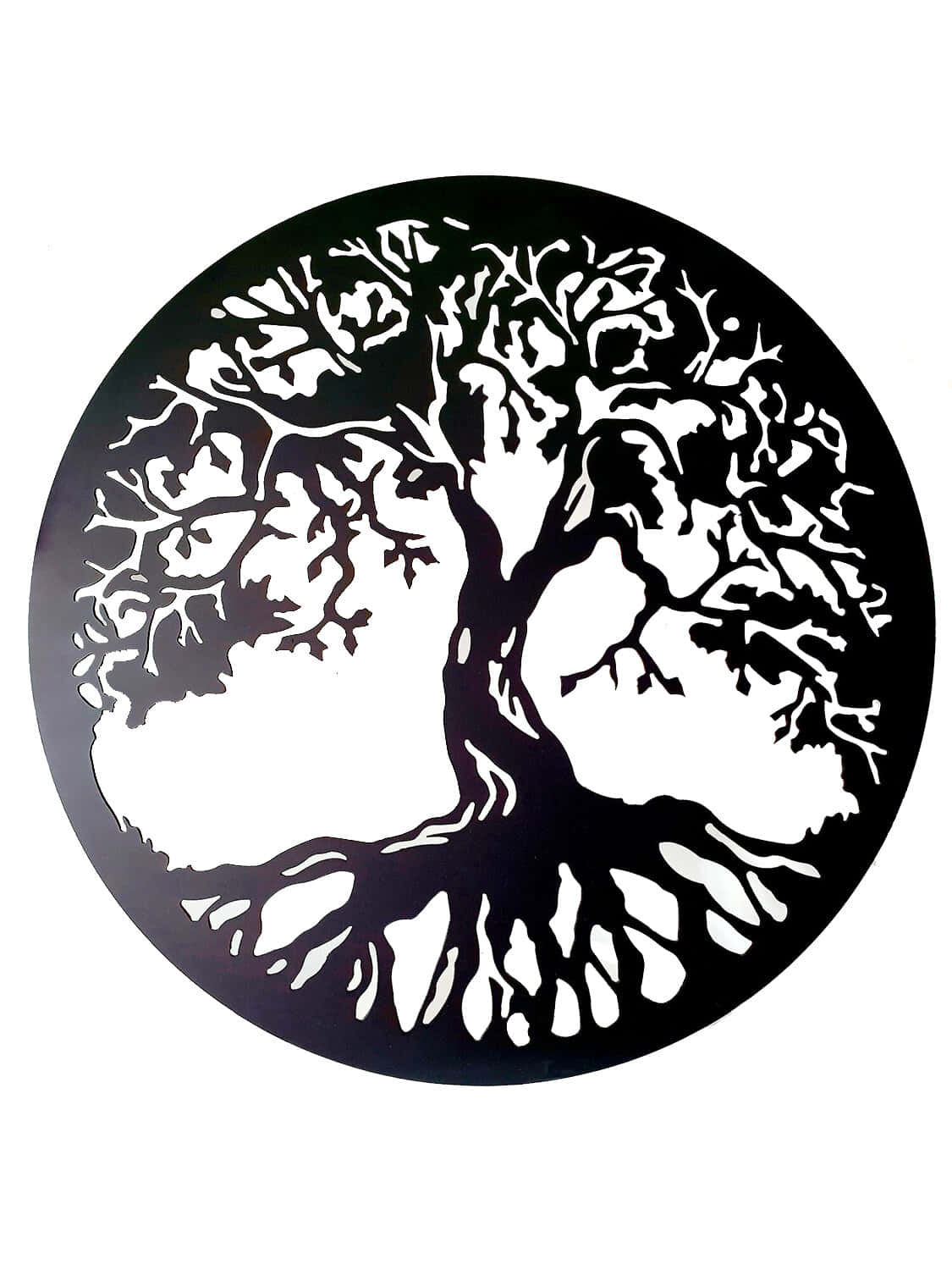 Tree Of Life 桌布 壁紙 — 黑色圓形金屬牆藝術，帶有風格化的樹木，其複雜的樹枝和樹根被鏤空以露出背景。