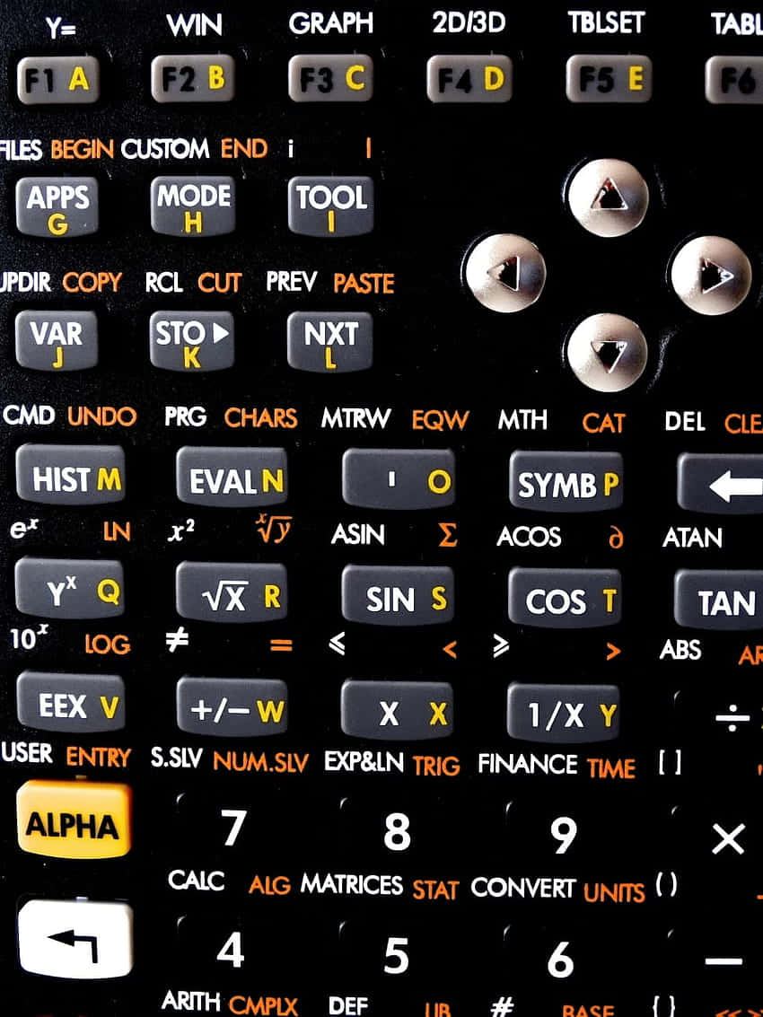 Calculator 桌布 壁紙 — 黑色圖形計算機鍵盤的特寫，灰色和橙色按鈕顯示數學函數和導航鍵。