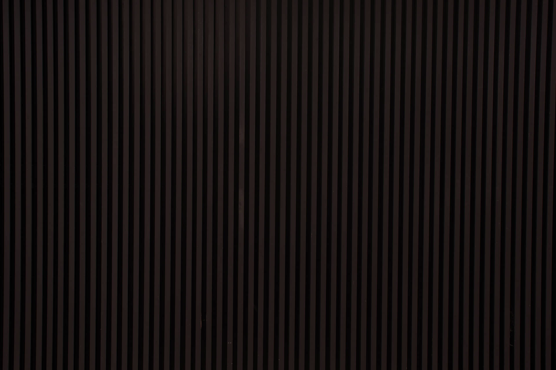 深色垂直木條，帶有細微木紋紋理，適合極簡設計。