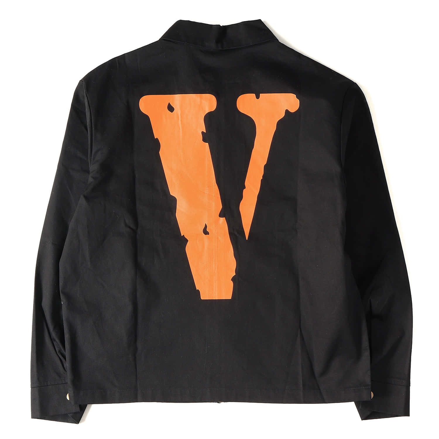 Vlone 桌布 壁紙 — 黑色外套，背面有一個大型磨損的橙色V標誌，背景為白色。