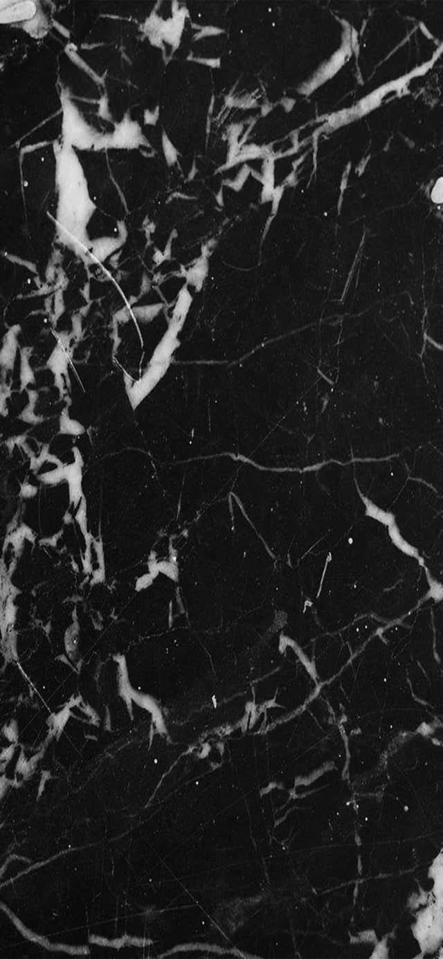 Marble Phone 桌布 壁紙 — 黑色大理石的特寫，帶有複雜的白色紋理和細微的表面刮痕。