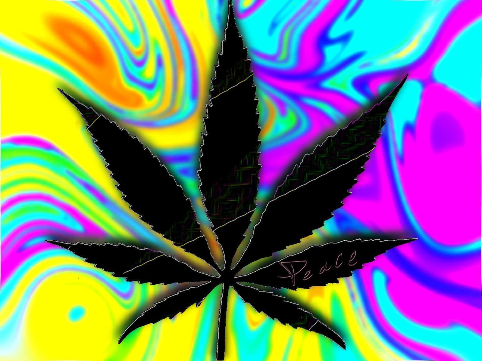 迷幻 桌布 壁紙 — 黑色大麻葉剪影帶有「Peace」字樣，漂浮在霓虹黃、粉紅和藍色的迷幻漩渦上。