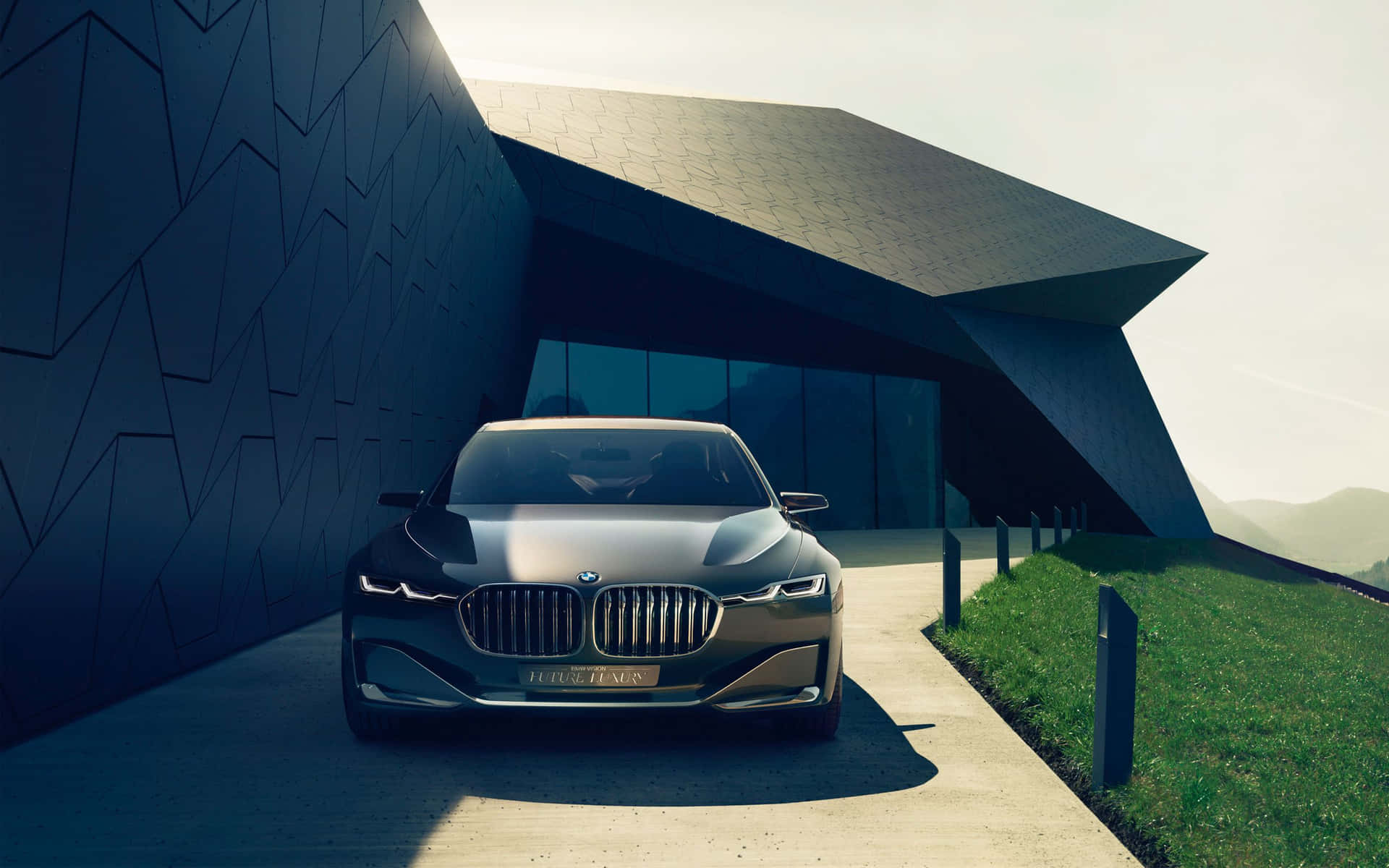 日落時分，時尚的BMW概念車停放在現代棱角建築下。