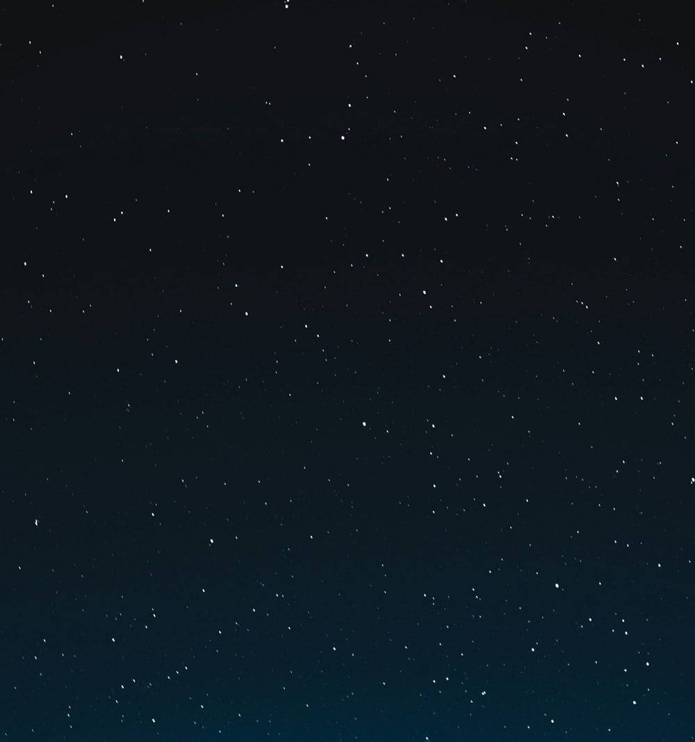 黑色安卓星空 壁紙 — 寧靜的夜空，無數閃爍的星星在深靛藍漸變背景上。
