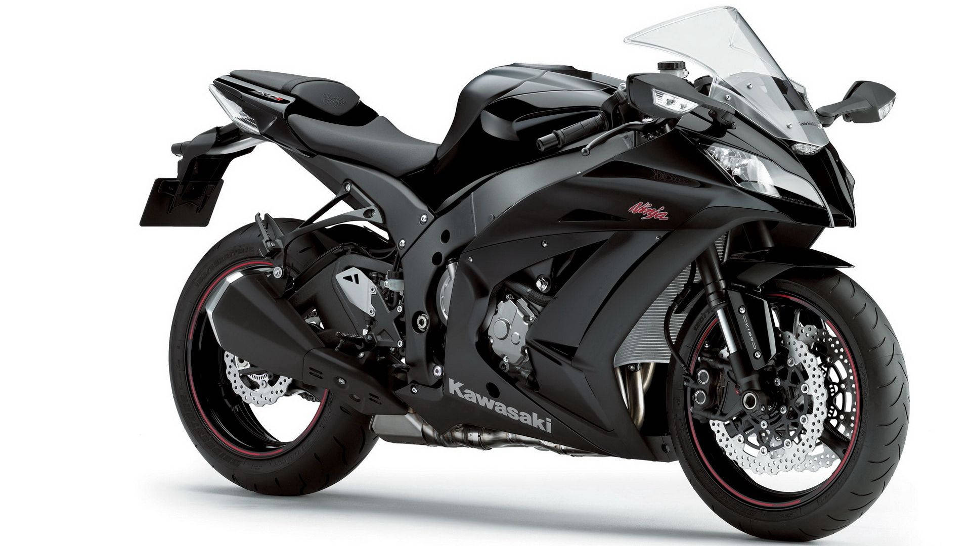 黑色 Kawasaki Ninja 運動電單車，帶有紅色飾邊和銀色煞車，置於白色背景上。