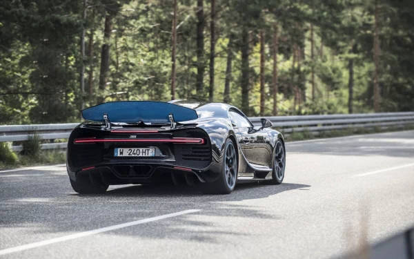 黑色Bugatti Chiron藍色尾翼在森林道路上行駛