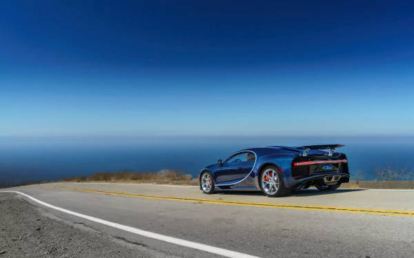 藍色 Bugatti 跑車停泊在沿海公路，享有海景。