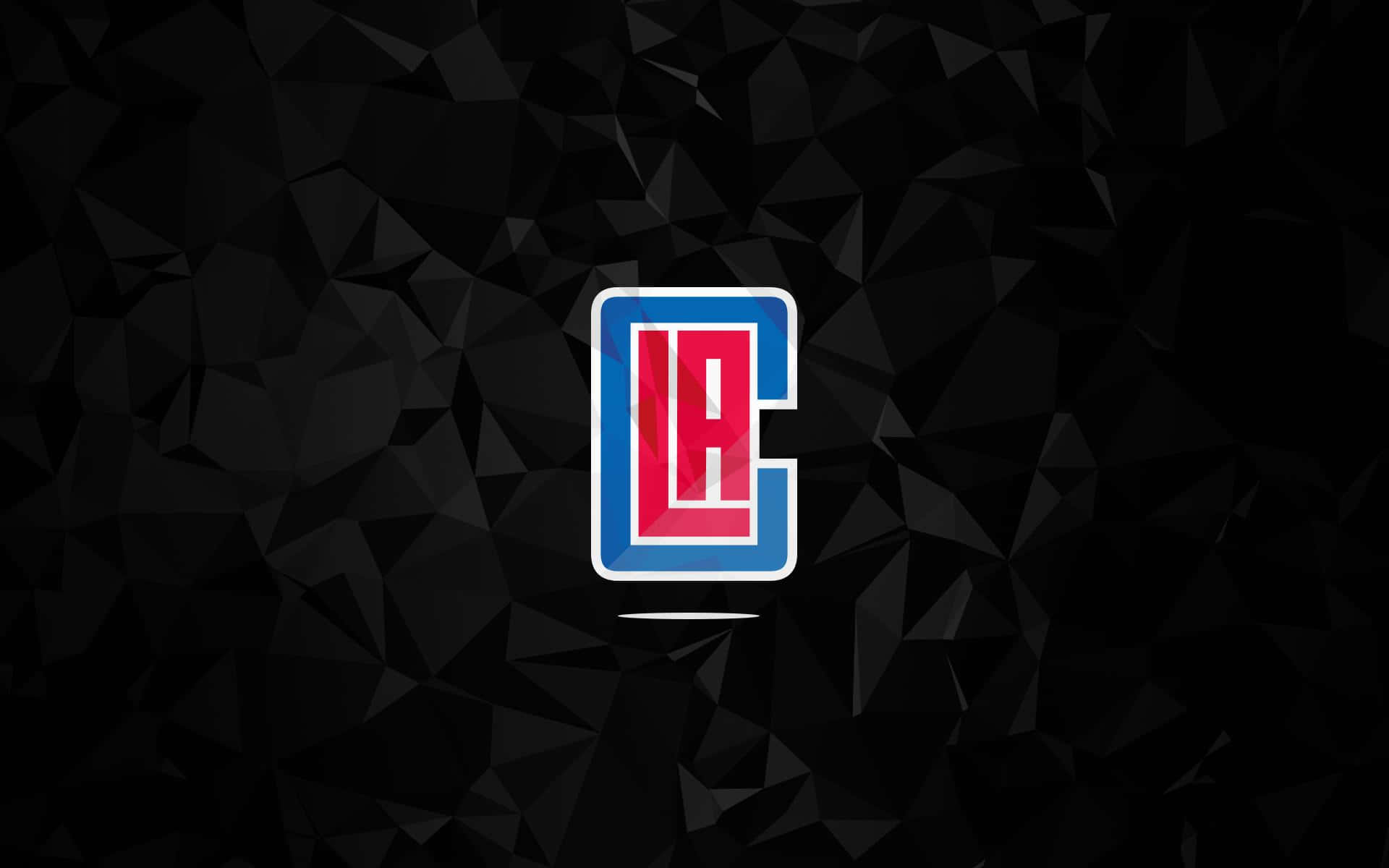 黑色幾何背景的NBA 洛杉磯快艇隊隊標 壁紙 — 一個大膽的紅藍色LA快艇隊標誌置於深色幾何多邊形背景中央。
