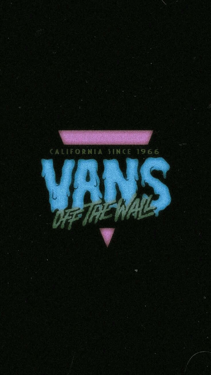Vans Off The Wall 標誌在黑色背景上以藍色和粉紅色霓虹文字呈現。