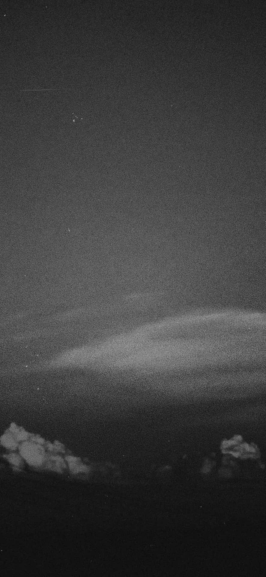 夜間有雲和星星的黑暗天空