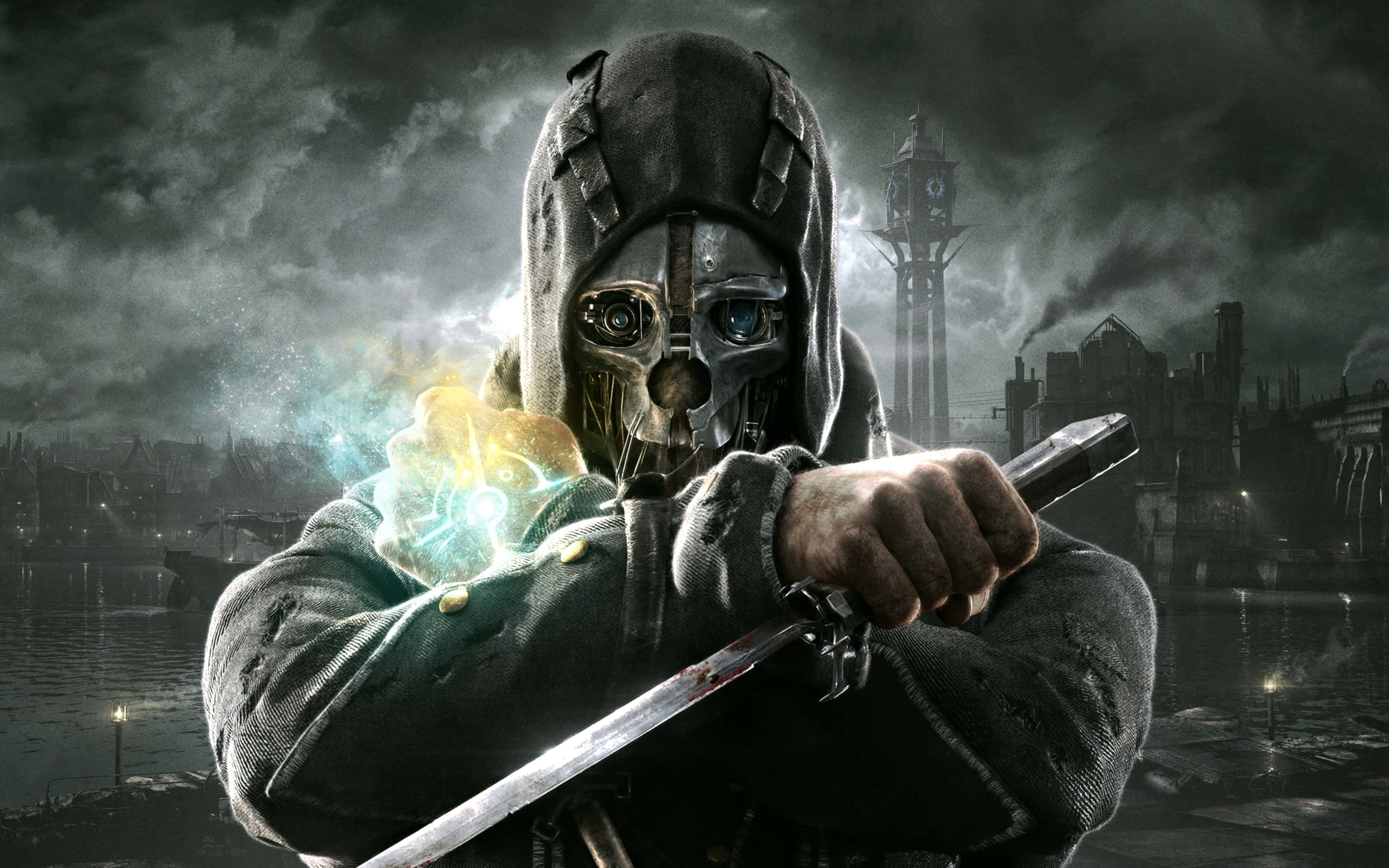 黑色恐怖4K Dishonored 壁紙 — 一名戴著金屬骷髏面具的兜帽戰士，在風暴肆虐的廢墟城市景觀中揮舞著發光的劍。