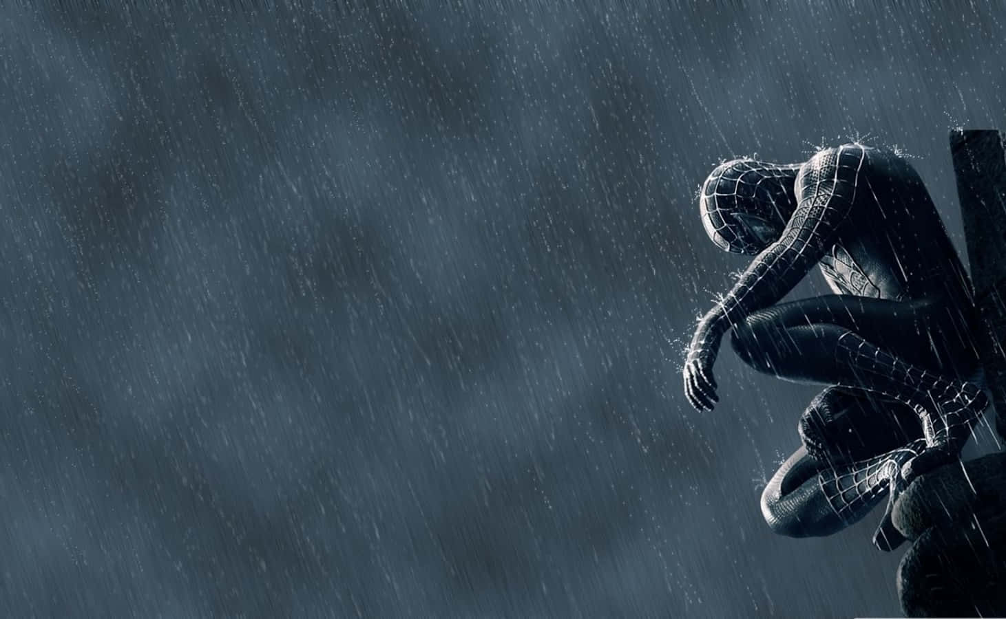 Raining 桌布 壁紙 — 黑色戰衣的蜘蛛俠獨自坐在大雨中的窗台上，背景是黑暗風暴的天空。