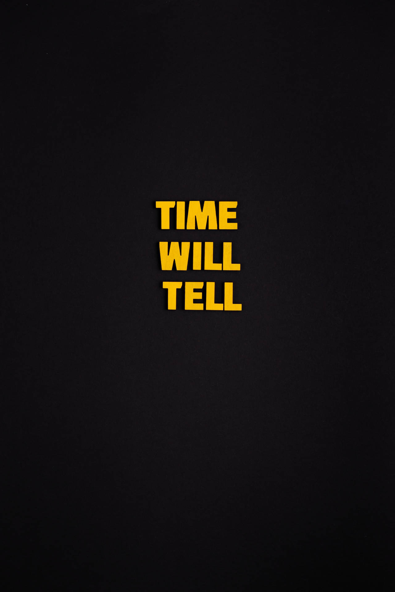 黑色背景上的粗體黃色文字 time will tell。