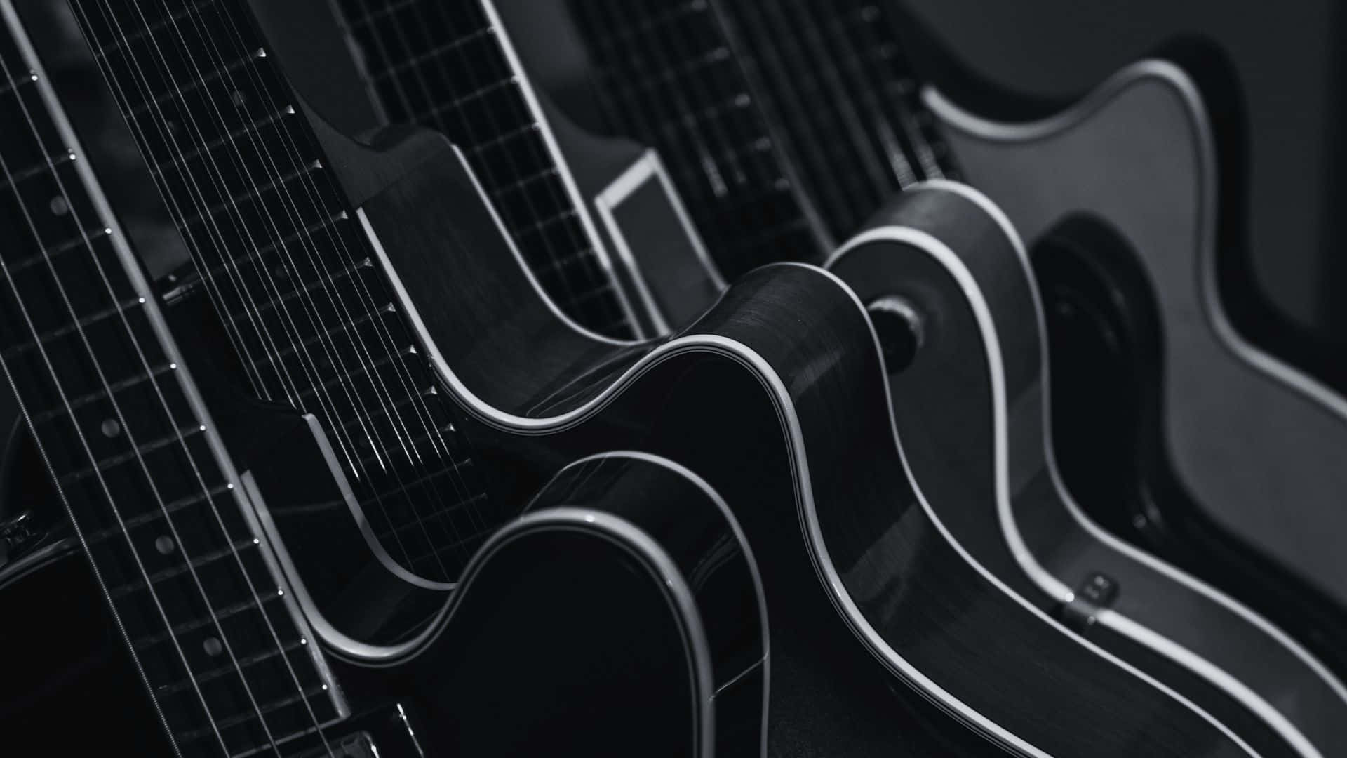 Black And White Guitar 桌布 壁紙 — 黑色拱頂結他特寫，帶白色包邊，以單色對角排列。
