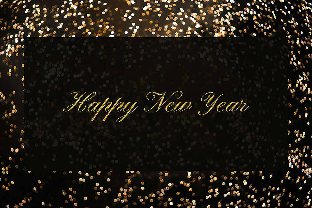 黑色背景上金色草書 Happy New Year 文字，帶閃粉邊框。