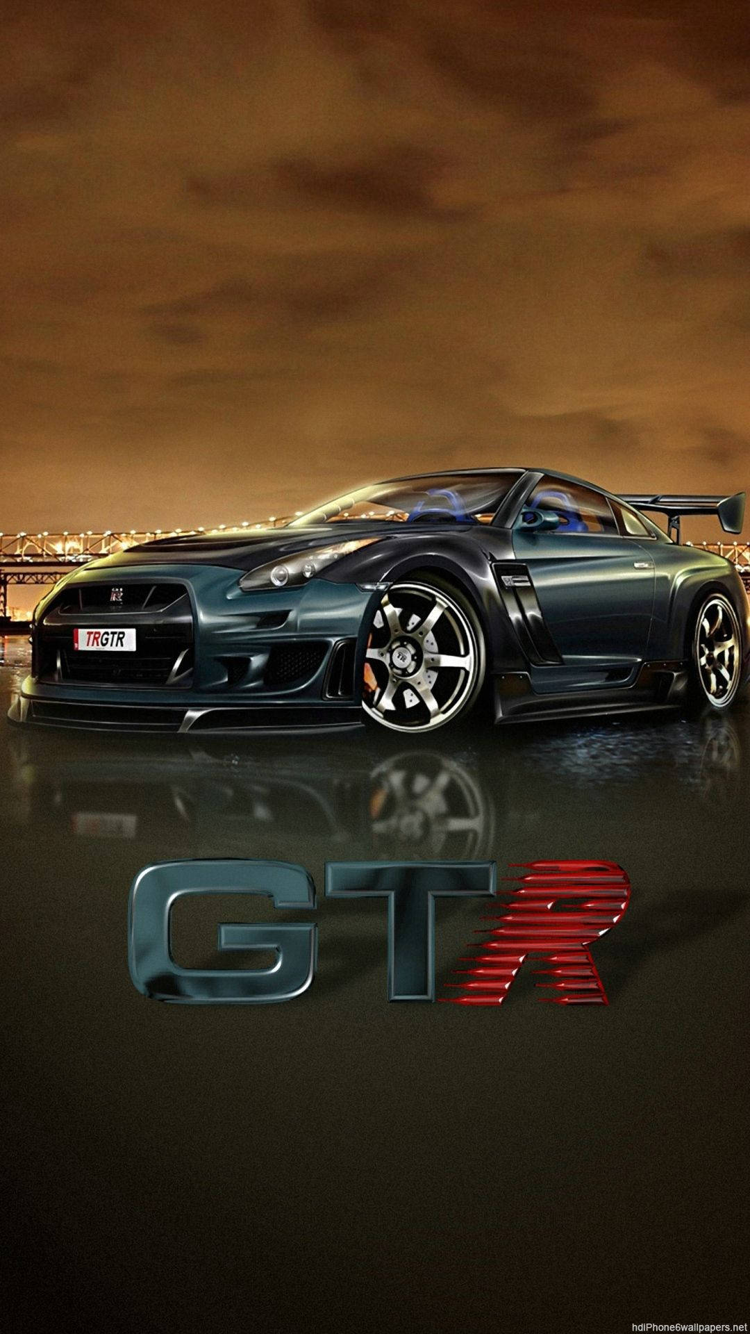 黑色日產GTR汽車 iPhone 壁紙 — 一輛時尚的深藍色日產GT-R跑車在溫暖的橙色黃昏天空下閃耀，城市燈光反射在濕漉漉的路面上。