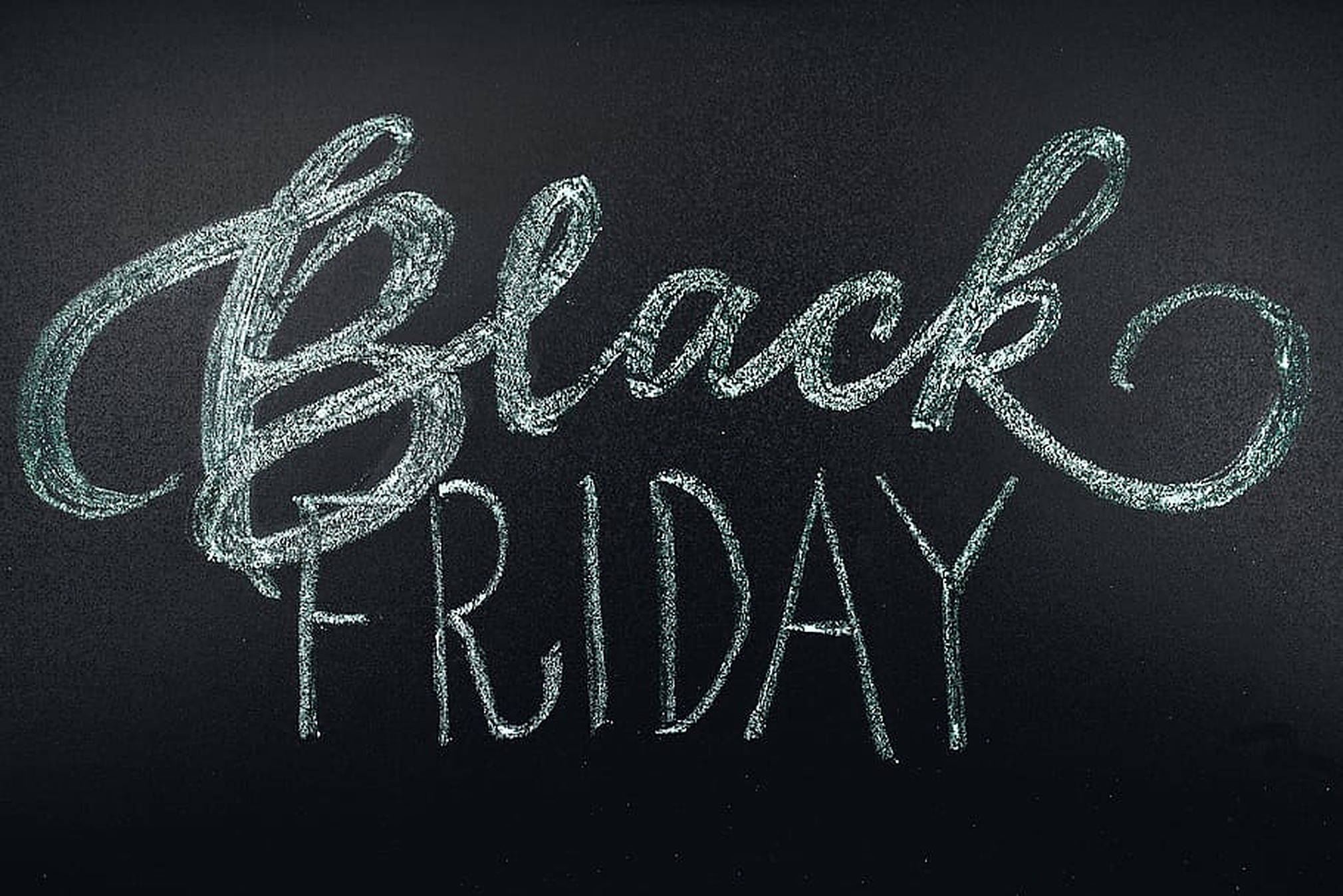 黑色星期五黑板 壁紙 — 「Black Friday」呢幾個字用白色粉筆寫喺深色有紋理嘅黑板表面上。