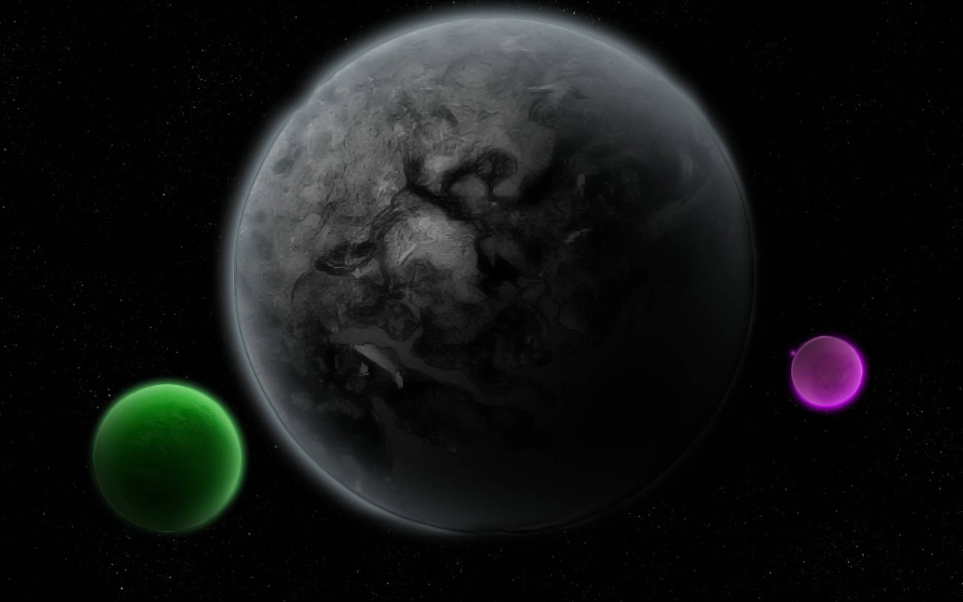 黑色星球上的彩色月球 壁紙 — 一顆暗色紋理行星主宰著星空虛空，兩側是發光的綠色和紫色月亮。
