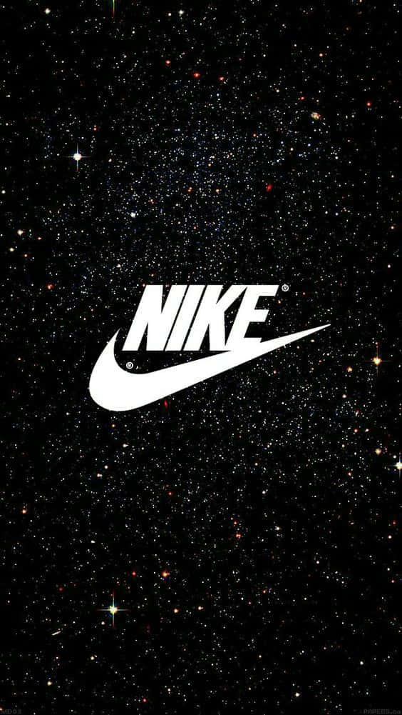Nike標誌置中於星空夜空背景上。