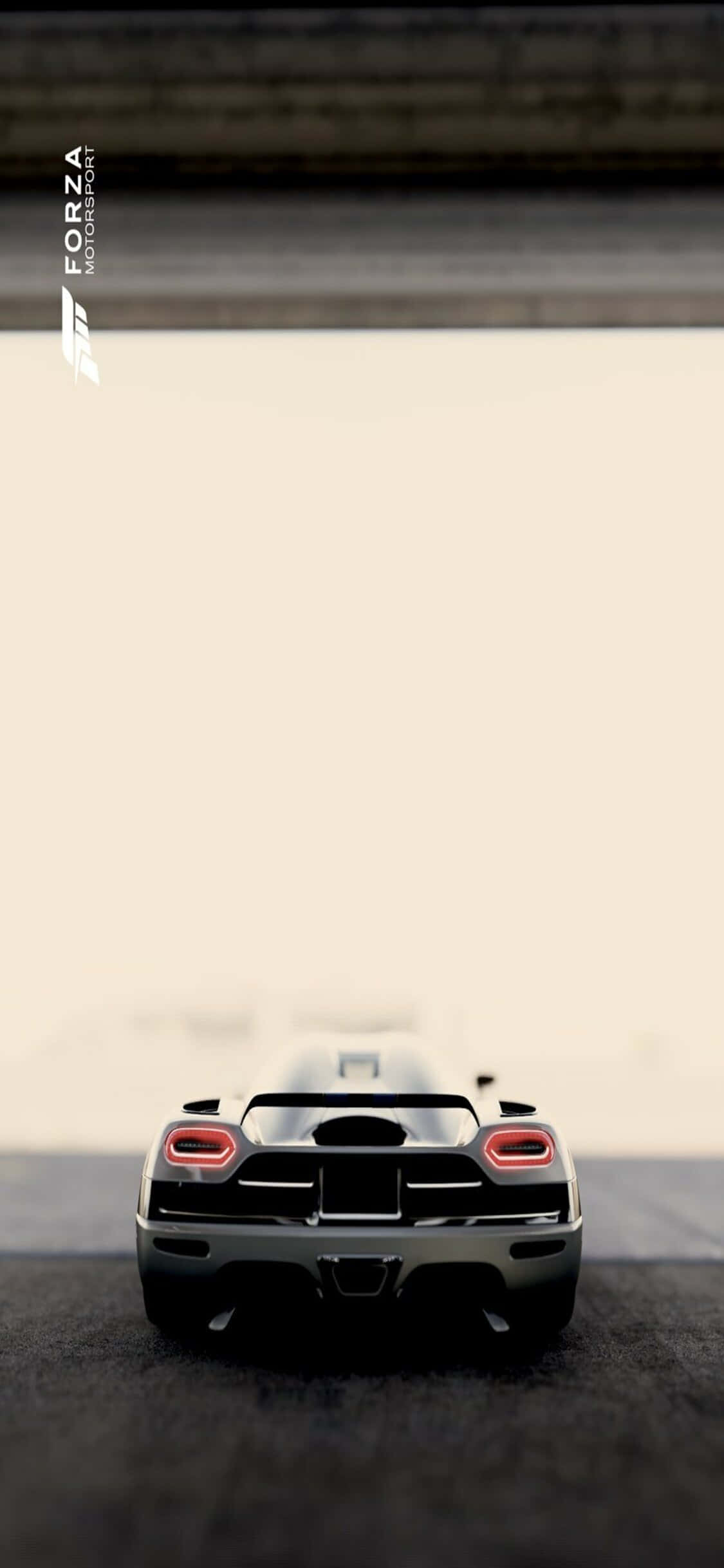 黑色柯尼賽格One iPhone X《極限競速7》背景 壁紙 — 從後方看到的時尚黑色Koenigsegg超級跑車，帶有發光的紅色尾燈，背景為簡約的米色和灰色。