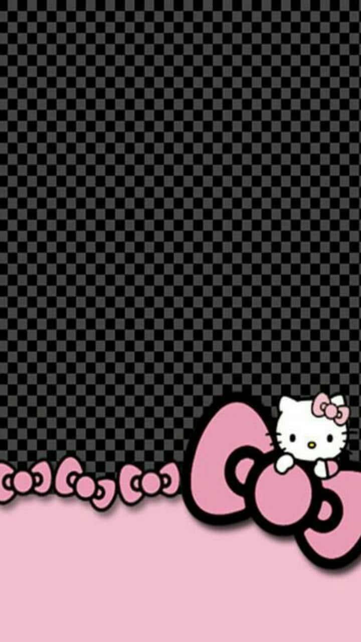 黑色格紋背景可愛粉紅Hello Kitty 壁紙 — Hello Kitty 從一個巨大的粉紅色蝴蝶結後面窺視，背景是黑色格仔和粉紅色地板。