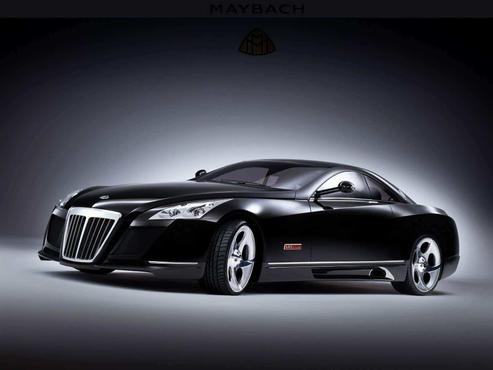 攝影棚燈光下的黑色Maybach豪華轎跑車