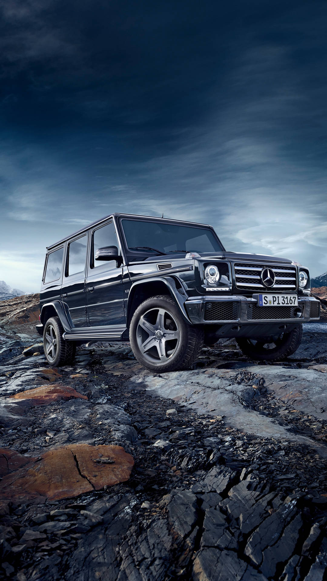 黑色 Mercedes G-Class SUV 在岩石地形上，暴風雨天空