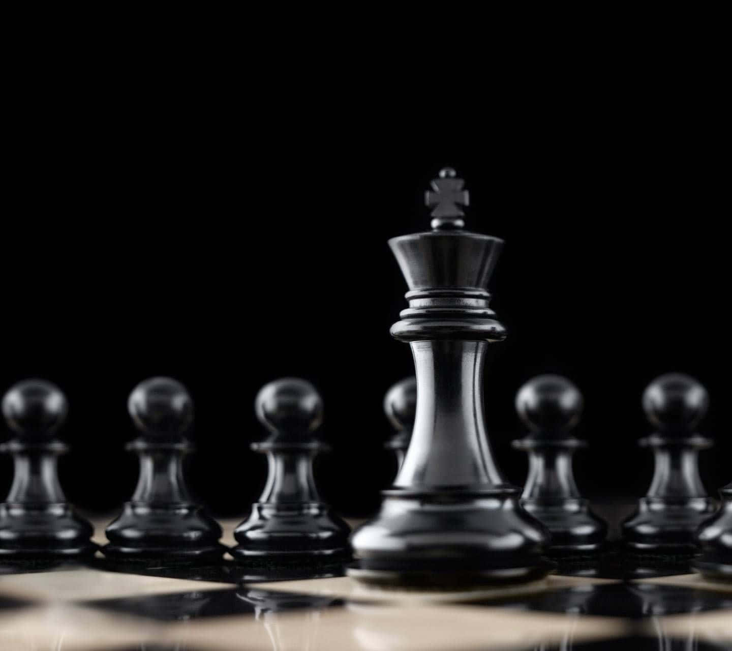 黑色棋子在黑色棋盤前矗立 壁紙