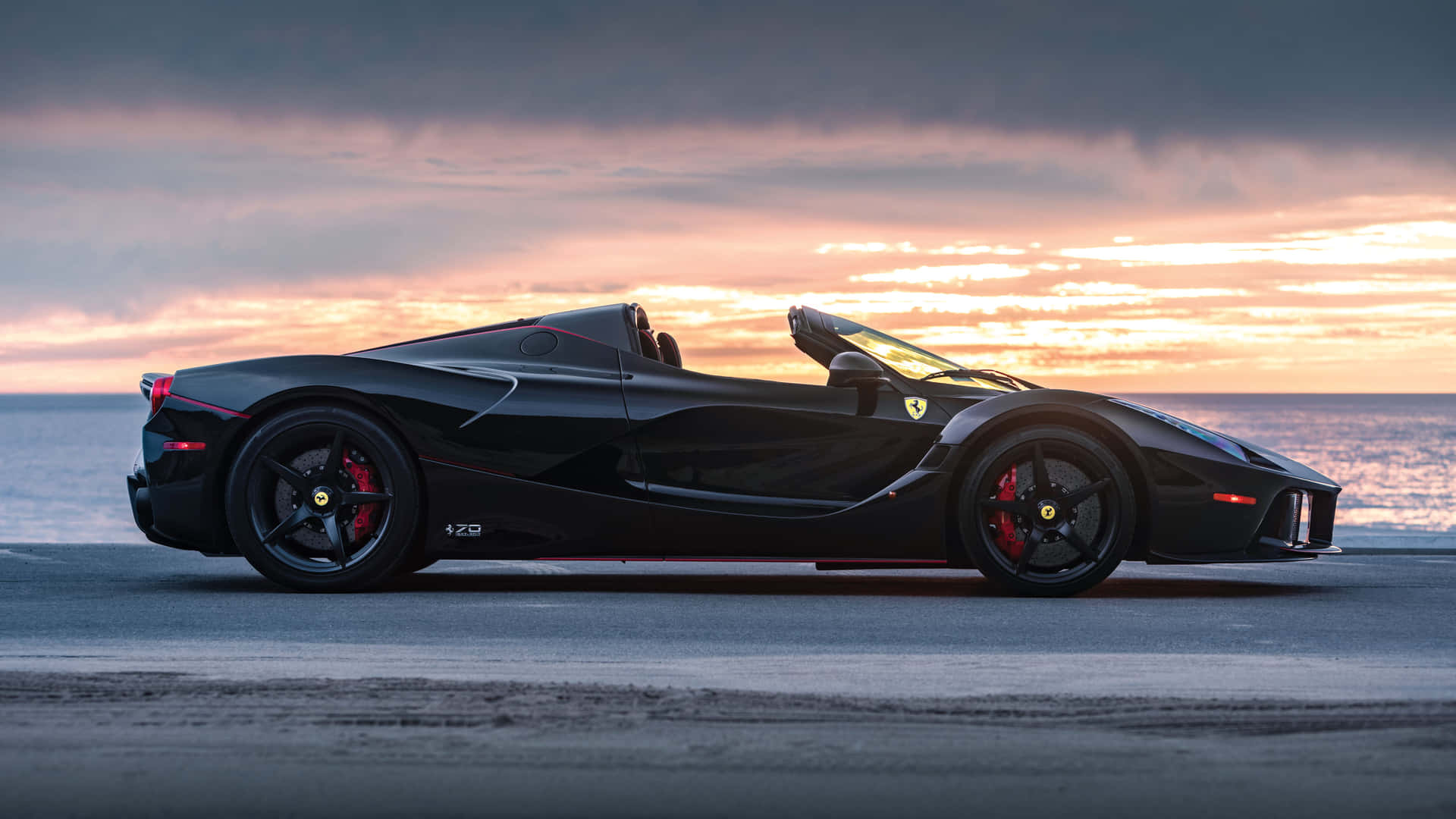 日落時分海邊公路上的黑色法拉利 LaFerrari Aperta 開篷跑車。 — 汽車 壁紙