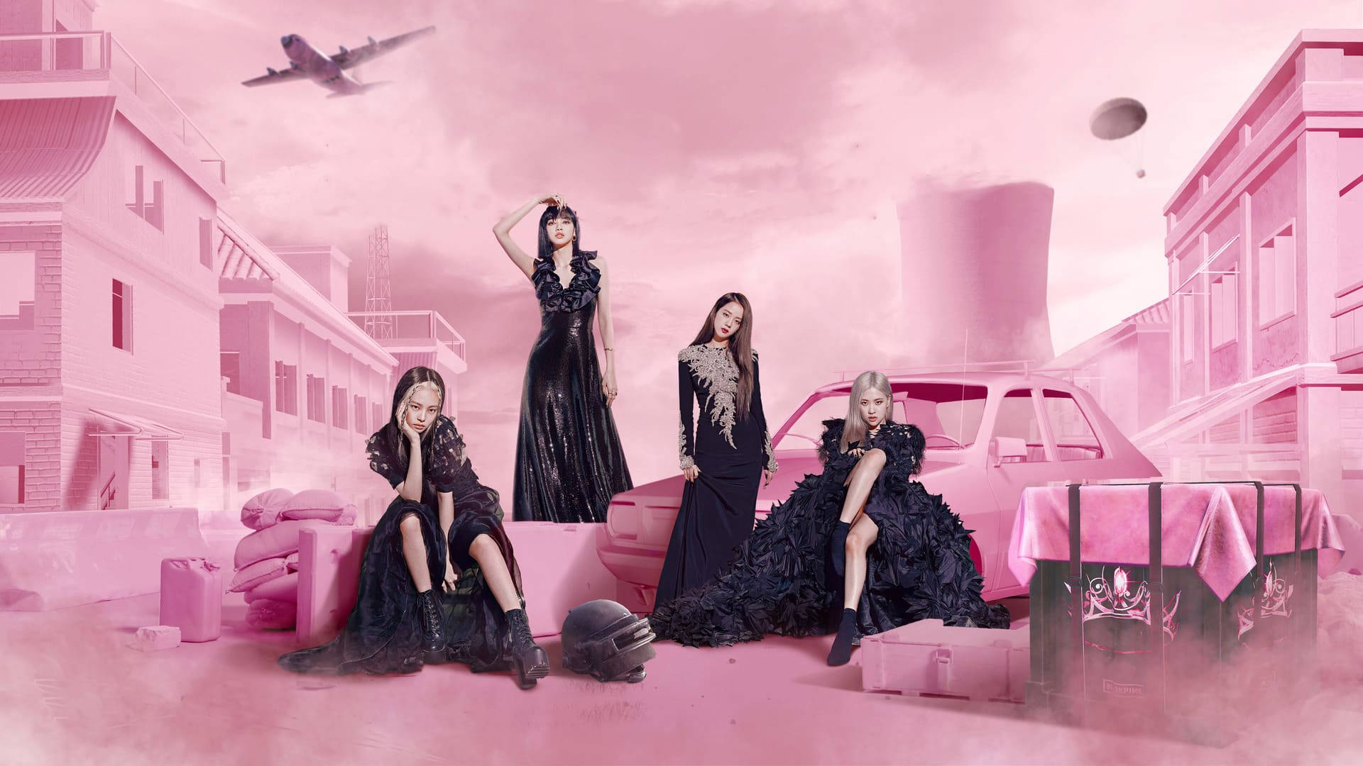 黑色洋裝Blackpink桌面壁紙 壁紙 — 四位身穿黑色連衣裙的女性在超現實的粉紅色城市荒地中戲劇性地擺姿勢，背景有復古汽車和飛行的飛機。