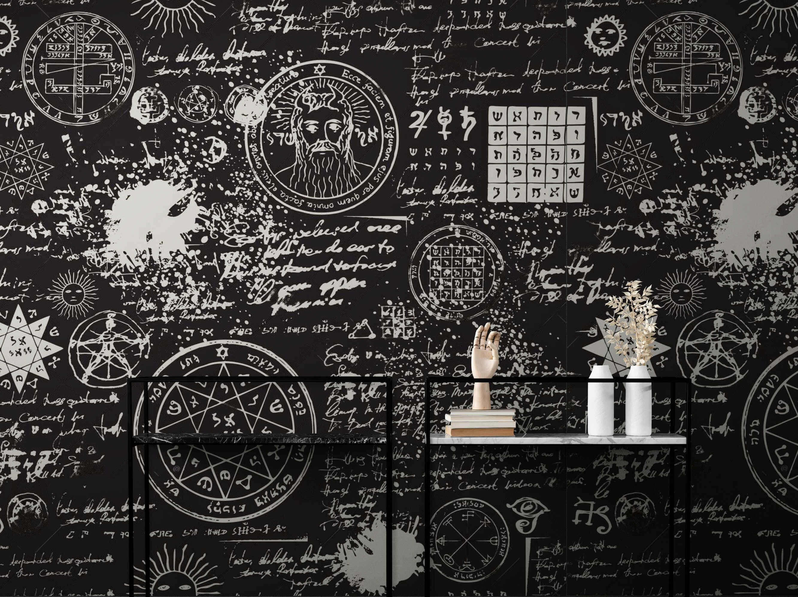 Occult 桌布 壁紙 — 黑色牆壁覆蓋著白色神秘符號和手寫文字，有一個小架子放著書本和一個手模型。