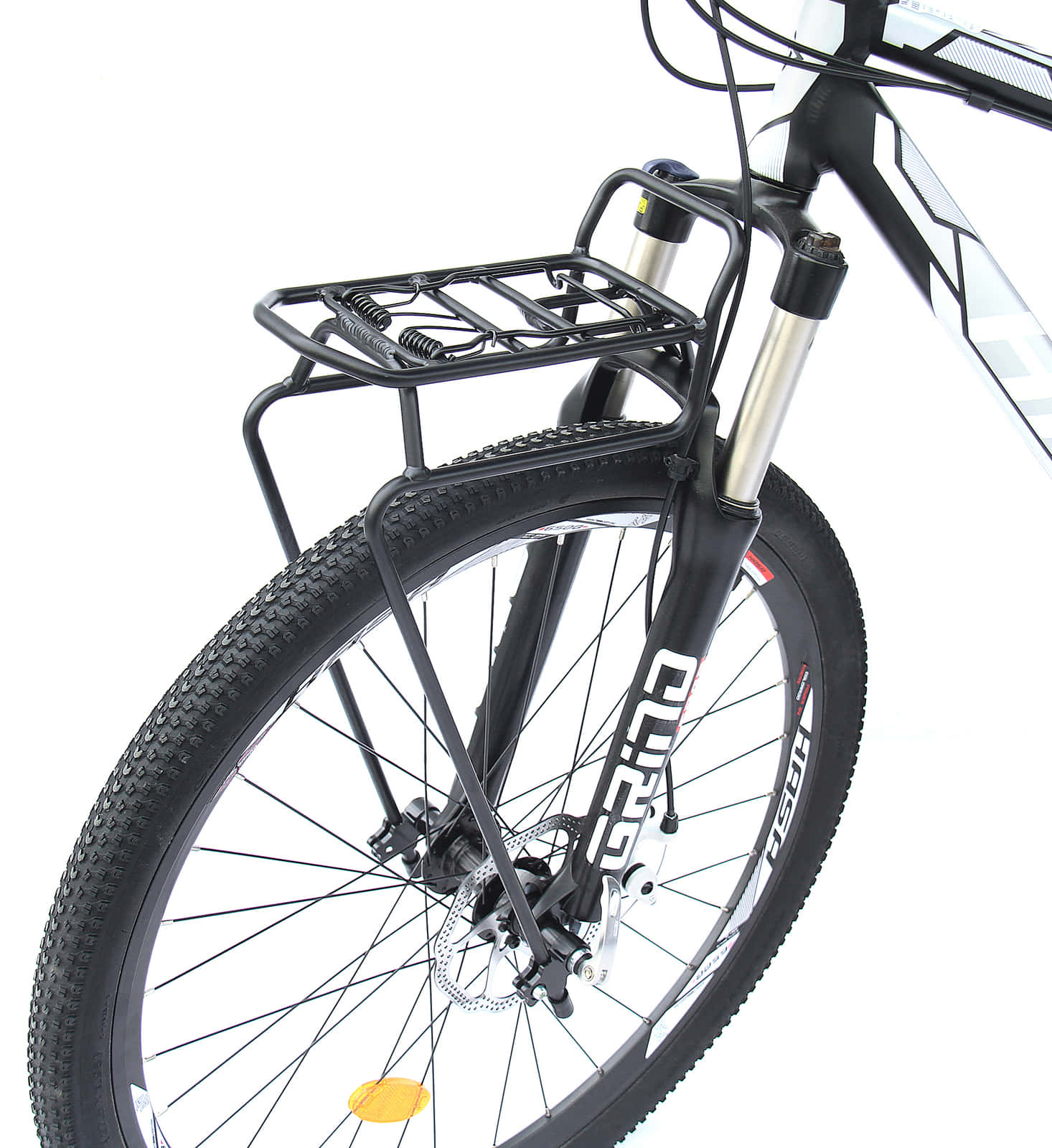 Bicycle 桌布 壁紙 — 黑色登山車的前輪和行李架特寫，背景為純白色。