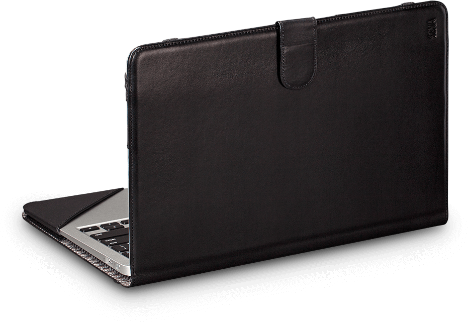 黑色皮革 MacBook 保護套 壁紙 — 一部時尚的銀色手提電腦部分包裹在黑色皮革保護套中，背景為純黑色。