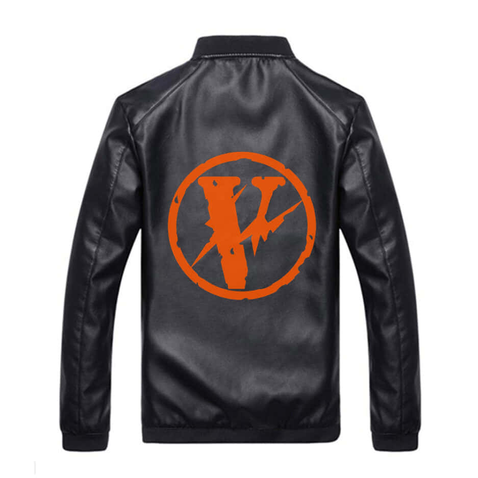 Vlone 桌布 壁紙 — 黑色皮革飛行員夾克，背面有醒目的橙色圓形標誌，背景為白色。