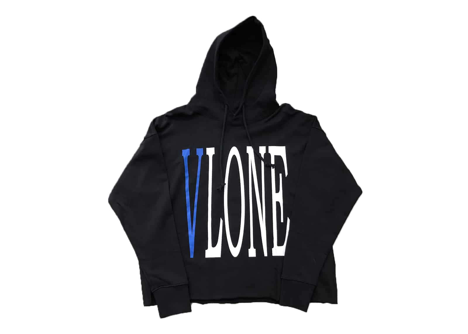 Vlone 桌布 壁紙 — 黑色短版連帽衛衣，在純白背景上展示大膽的白色和藍色「VLANE」標誌。