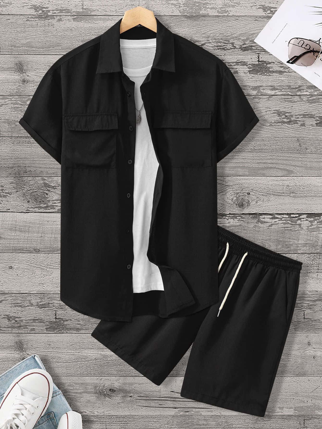 Black Clothing 桌布 壁紙 — 黑色短袖恤衫和短褲套裝在木地板上造型，附近有白色運動鞋和太陽眼鏡。
