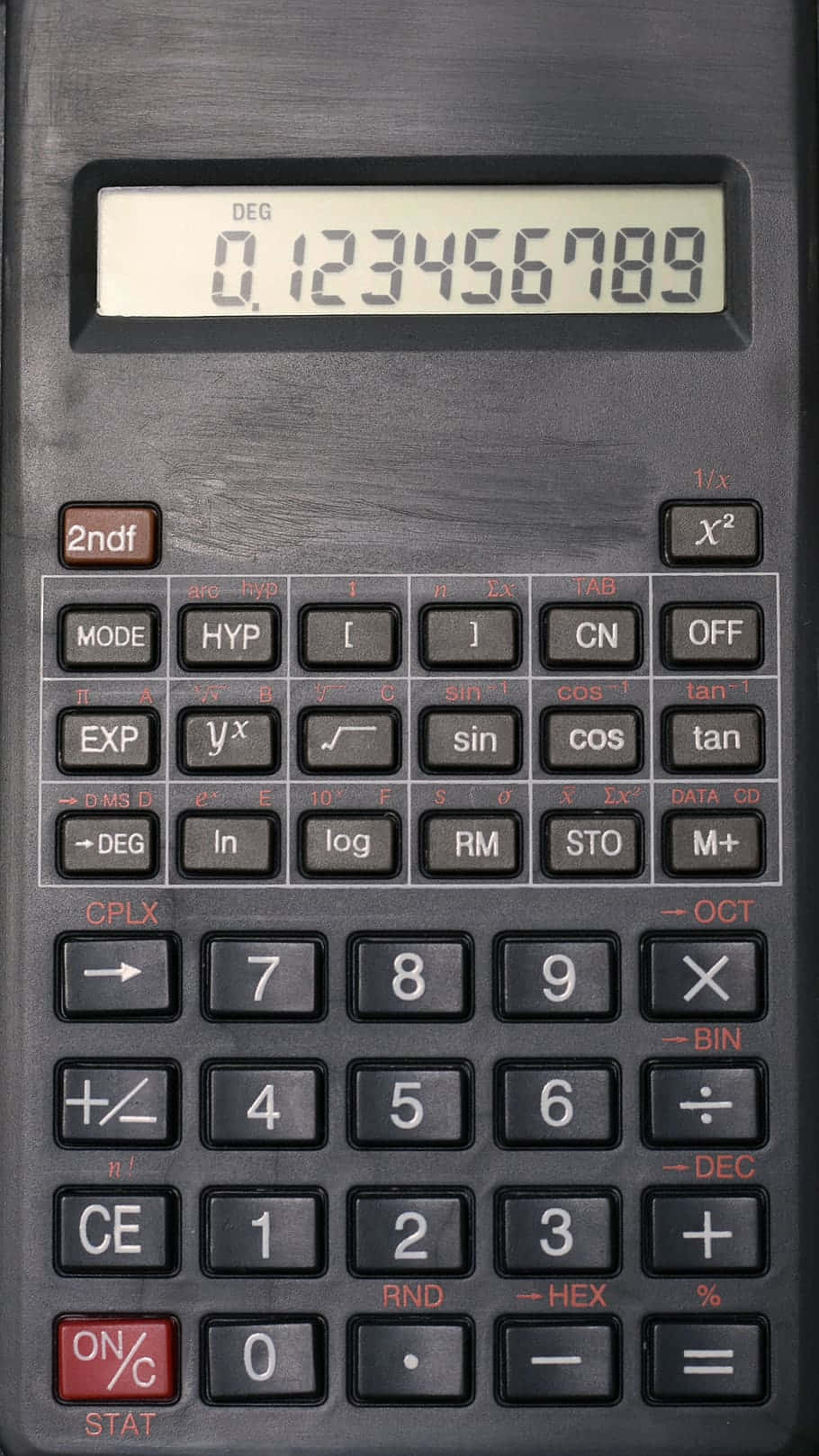 Calculator 桌布 壁紙 — 黑色科學計算器的特寫，屏幕上顯示序列0.123456789。