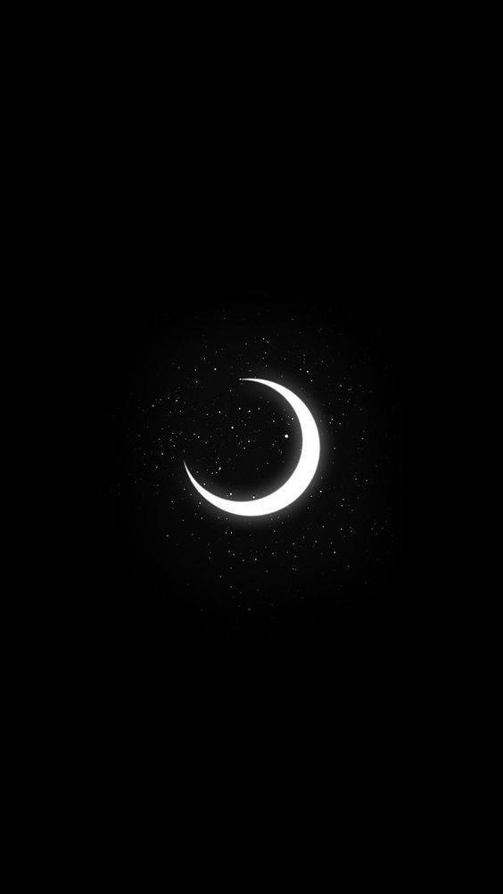 在黑暗夜空中被星星包圍的發光月牙。