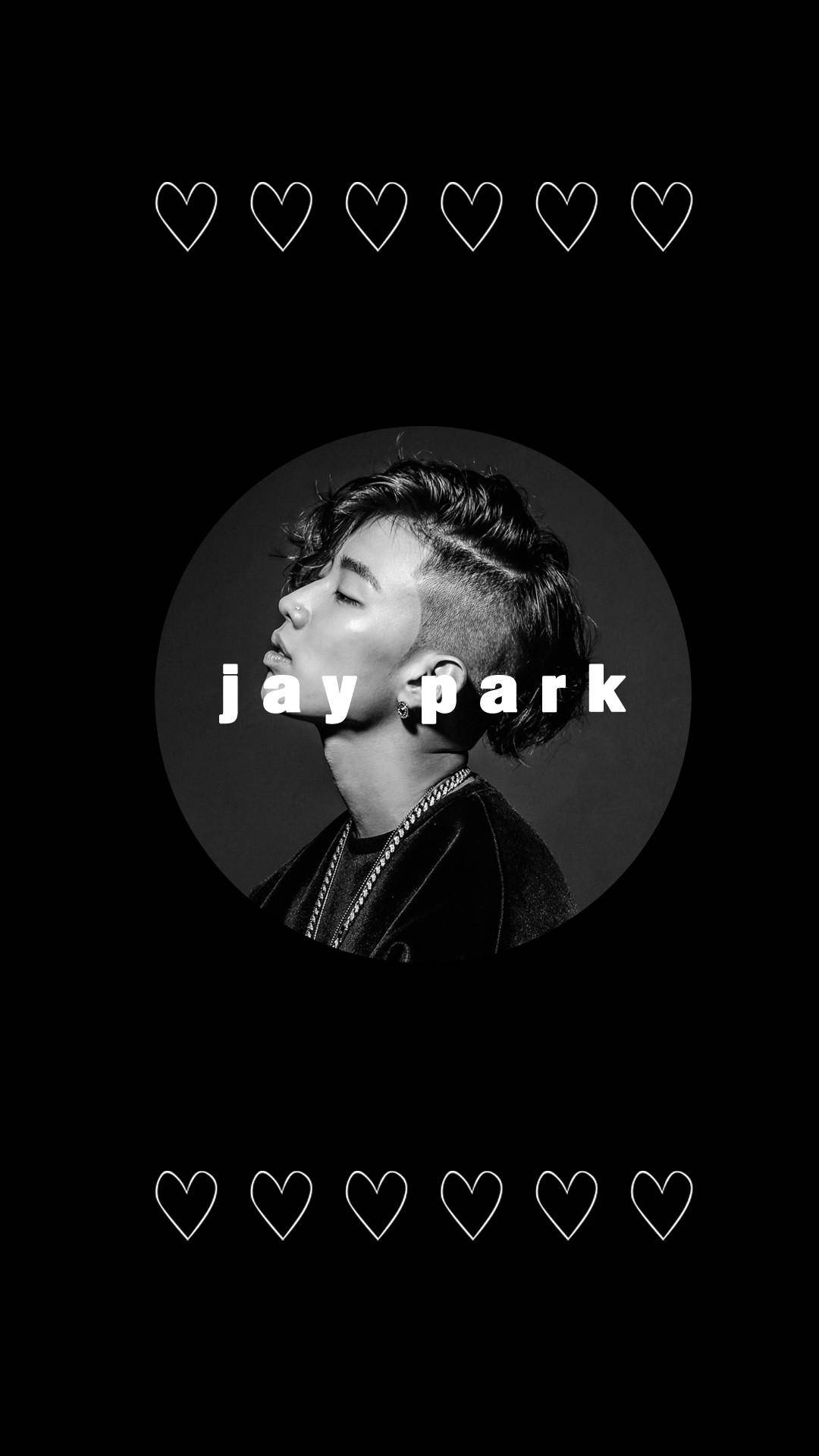 黑色美學李宰鎮心形手機壁紙 壁紙 — Jay Park 的黑白肖像，置於圓形框架內，上下有愛心輪廓，背景為深色。
