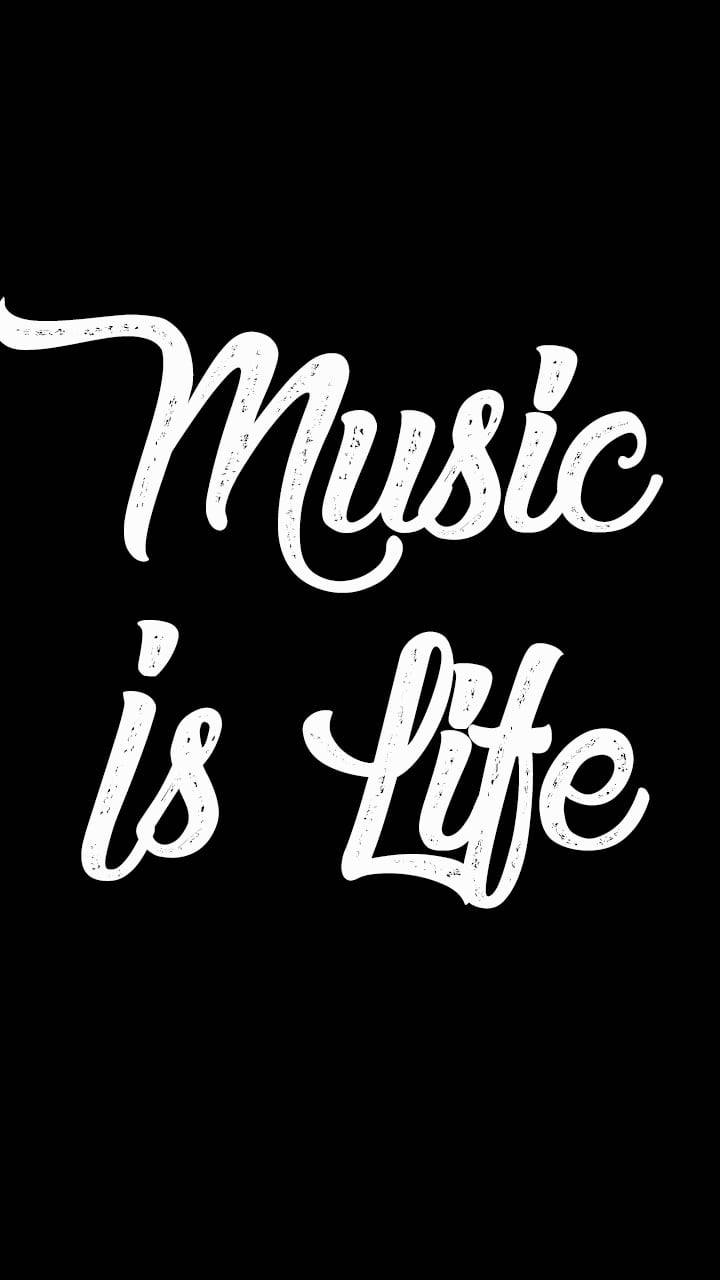 黑色美學音樂手機壁紙：音樂即生命 壁紙 — 粗體白色草書文字 'Music is Life' 帶有紋理筆觸，在純黑色背景上脫穎而出。