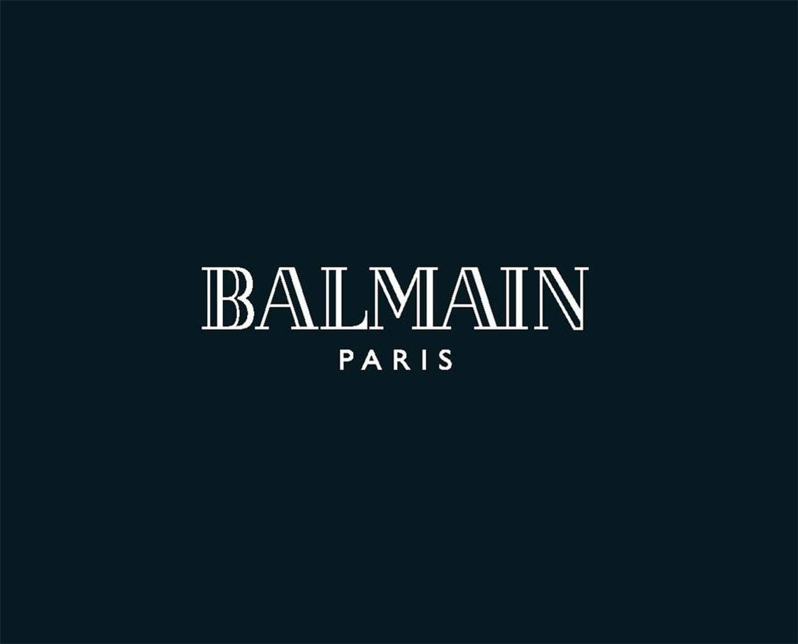 深海軍藍背景上白色襯線字體的 Balmain Paris 標誌。